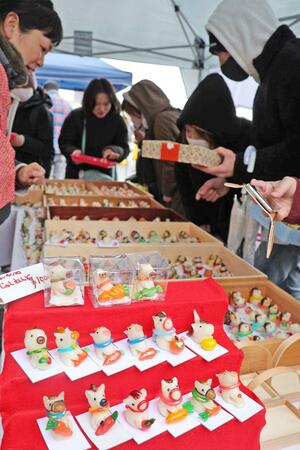 縁起物のちんころを買い求める客でにぎわった節季市＝十日町市本町６