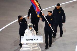 　６日の開会式でアルメニアの旗手を務めるカリナ・アコポワとニキータ・ラフマニン＝ミラノ（ゲッティ＝共同）