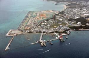 沖縄県名護市辺野古の沿岸部。南側(奥)の埋め立てはほぼ終了し、東側の大浦湾(手前)でも埋め立て用土砂の投入が開始された=11月