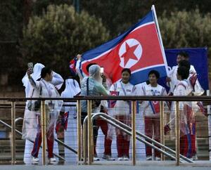 パリ五輪の開会式で、セーヌ川を船でパレードする北朝鮮選手団=2024年7月、パリ(共同)