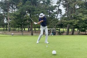プレーを楽しむ参加者=新発田市