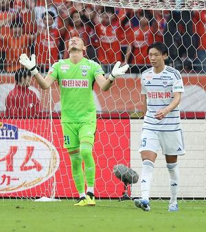 前半31分、名古屋に先制点を許し、天を仰ぐGK阿部航斗(左)ら=国立競技場(写真映像部・永井隆司)