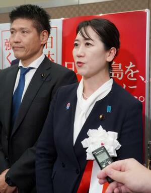 　自民党大阪府連大会を終え、記者団の取材に応じる新会長の松川るい参院議員（右）＝２１日午後、大阪市中央区