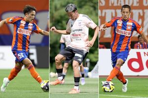 左からMF植村洋斗、MF小原基樹、MF島村拓弥