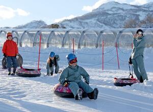 雪遊びを楽しむ本県や九州のふむっ子記者＝10日、妙高市
