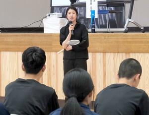 講演するバドミントン元日本代表の栗原文音さん=17日、村上市坂町