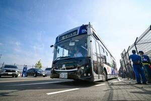運行が始まった、東ゲートから西ゲートへ移動できるEVシャトルバス=1日午前、大阪市此花区の夢洲