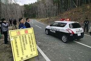 3月31日、帰還困難区域の一部の避難指示が解除され、通行するパトカー=福島県葛尾村