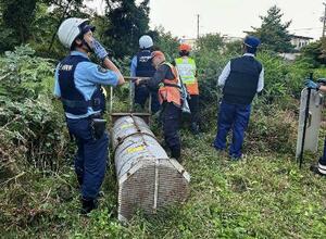 クマの出没地域で警戒に当たる警察官=10月、山形県内(警察庁提供)