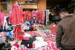 　朝市に並ぶ衣服＝２月、中国黒竜江省ハルビン市（共同）