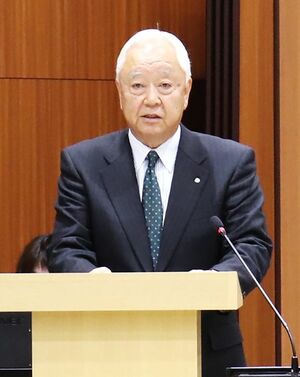 7期目の所信表明をする品田宏夫村長=12月23日、刈羽村議会