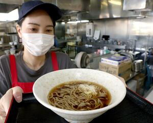 期間限定で販売している100円そば=上越市港町1