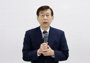 入試の採点ミスを受けて記者会見する新潟県立大の若杉隆平学長=26日午後、新潟市