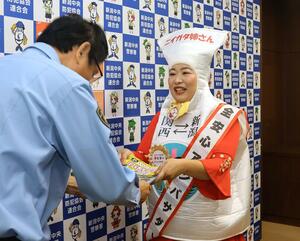 安全安心アンバサダーに任命されたニイガタ姉さん=新潟市中央区