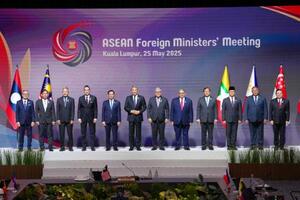 5月の東南アジア諸国連合(ASEAN)外相会議に出席した外相ら=マレーシア・クアラルンプール(AP=共同)