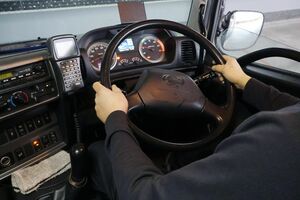 トラックのハンドルを握るドライバー