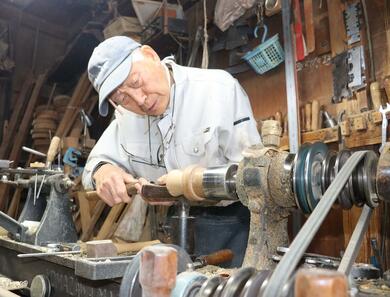 伝統の村上木彫堆朱、木地作りで支え…熟練の挽物師・家坂博さん（見附