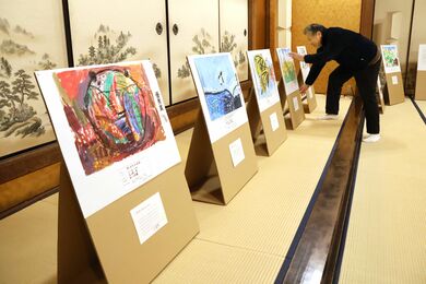 新潟県ジュニア美術展覧会作品集  第３０回展記念 /新潟日報メディアネット/新潟県美術教育連盟（大型本） 新潟県ジュニア美術展覧会作品集 第30回展記念 /新潟日報メディア