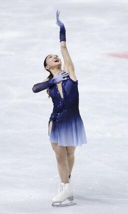 女子ＳＰ　フィニッシュのポーズを決める坂本花織＝プラハ（共同）