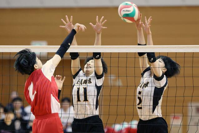 女子決勝 新発田商-長岡商 ブロックに跳ぶ長岡商の小岩ゆり(左)と加納理美主将