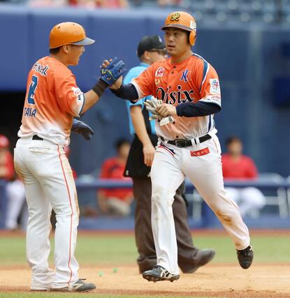 新潟－広島　新潟三回１死二、三塁、知念の適時二塁打で２－０と先制。生還する二走・片山＝エコスタ