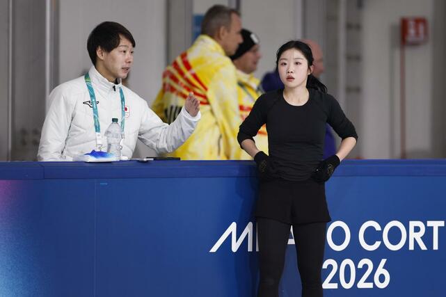 練習中に中庭健介コーチ（左）と話す中井亜美＝ミラノ（共同）