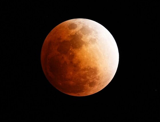 宮崎県日南市で見られた皆既月食＝３日午後８時１０分（２秒露光、赤道儀使用）