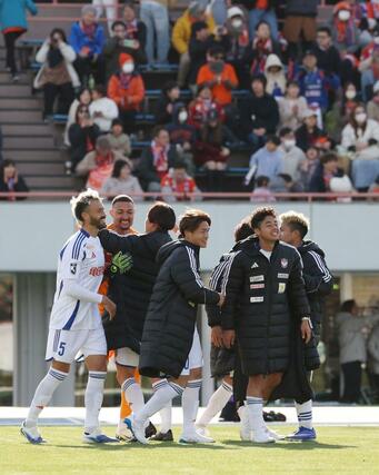 奈良－新潟　ＰＫ戦を制し、喜ぶ新潟の選手＝ロートＦ（写真映像部・永井隆司）