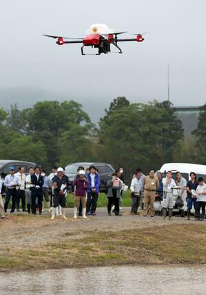 ドローンによる直播の実演見学会＝上越市板倉区