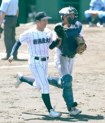 加茂暁星－新潟産大付　６回、満塁のピンチを無失点で切り抜け、笑顔でベンチに戻る新潟産大付先発の和栗玲旺（左）と捕手高木馨介＝長岡市悠久山球場