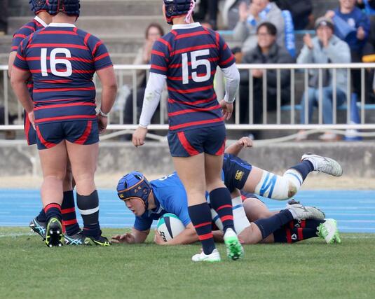 日本航空石川－北越　後半１４分、モールで押し込むと最後は北越の左センター鳥山珀亜がトライを決めて５－４２＝花園ラグビー場