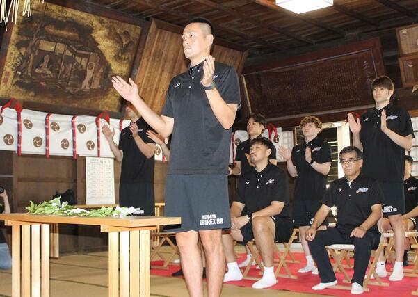 必勝祈願を行う新潟アルビレックスＢＢの選手ら