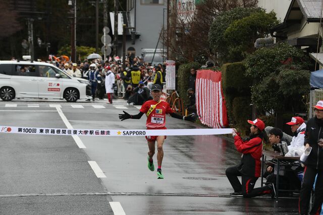 自身の区間記録を更新し、ゴールする城西大の山本唯翔（十日町市出身）＝２０２４年１月２日、神奈川県箱根町