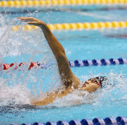 全国高校総体水泳　競泳男子２００メートル個人メドレー決勝　２位だった根岸歩夢（長岡大手）の背泳ぎ＝８月１７日、広島市東区のひろしんビッグウェーブ