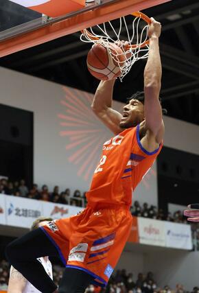 新潟-岡山 第1クオーター、ダンクシュートを決めるハント=アオーレ長岡