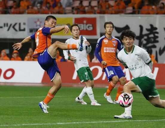 新潟－東京Ｖ　前半、小見洋太がクロスに合わせるもゴールならず＝２３日、デンカビッグスワン