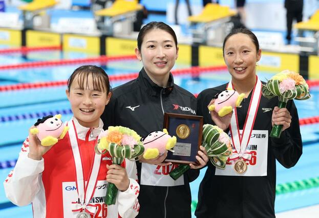 女子５０ｍ自由形決勝　優勝し記念写真に笑顔で納まる池江璃花子（中央）。大会３冠となった＝東京アクアティクスセンター