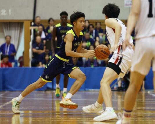 鳥取城北－帝京長岡　第４クオーター、最後まで諦めず攻め込む帝京長岡の主将・清水天太＝岡山市