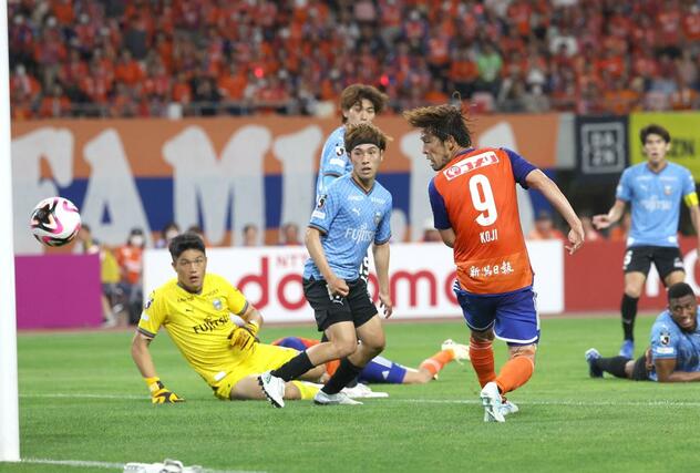 新潟-川崎 後半追加タイム、FW鈴木孝司がシュートを決め、2-1=ビッグスワン(写真映像部・菊池雪那)