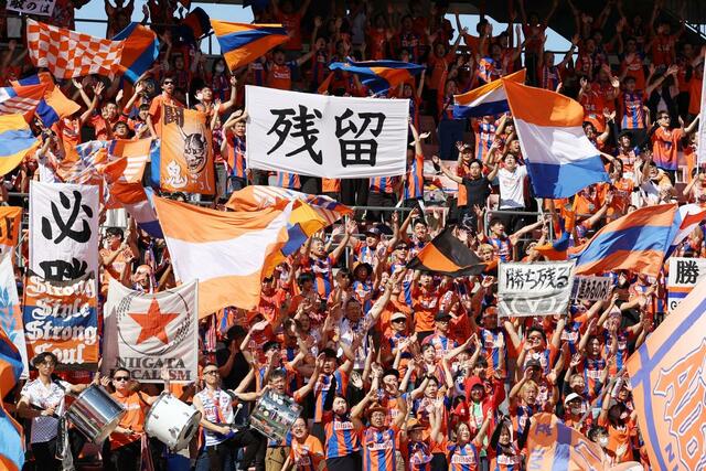 アップ中の選手に声援を送る新潟サポーター=デンカビッグスワン