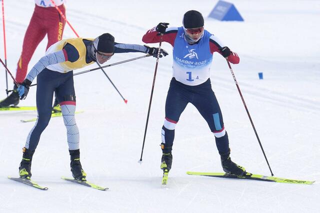 男子３０キロリレー　第３走者の羽吹唯人（左）からタッチを受けるアンカーの山下陽暉＝ヤブリ（共同）