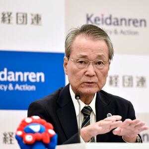 記者会見する経団連の筒井義信会長=8日午後、東京都千代田区