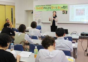 隠れ教育費について講演する福嶋尚子准教授=新潟市中央区礎町通3