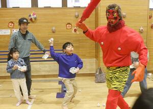紙で作った豆を元気よく鬼にぶつける子どもたち＝１日、新潟市中央区