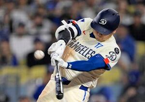 ジャイアンツ戦の6回、リーグトップに並ぶ53号ソロを放つドジャース・大谷=ロサンゼルス(共同)