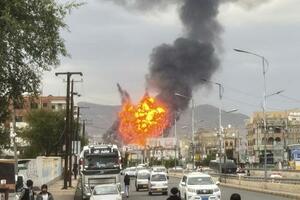 10日、イエメンの首都サヌアで、イスラエル軍による空爆で上がる炎と煙(AP=共同)