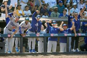 パドレス戦の7回、ラッシングの勝ち越し3ランに喜ぶ山本(左から4人目)らドジャースベンチ=サンディエゴ(共同)