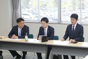 知事選の公約について野党系県議と協議した土田竜吾氏（右）＝２２日、新潟市中央区