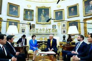 ホワイトハウスで会談する高市首相(奥左)とトランプ米大統領(同右)=19日、ワシントン(AP=共同)