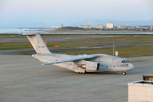 新潟空港に緊急着陸した航空自衛隊の輸送機=5月9日